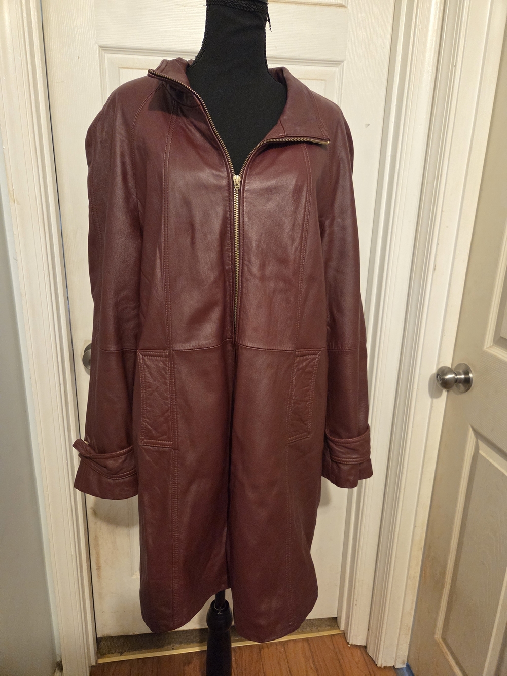 VINTAGE- Women’s Burgundy Leather Zip-Front Coat
